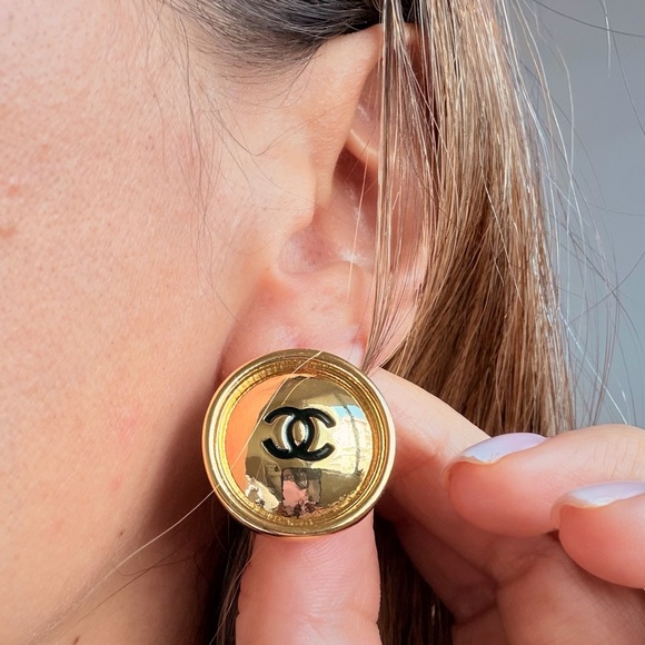 🖤Vintage Chanel Gold CC Logo Earrings✨ - Picture 6 of 10